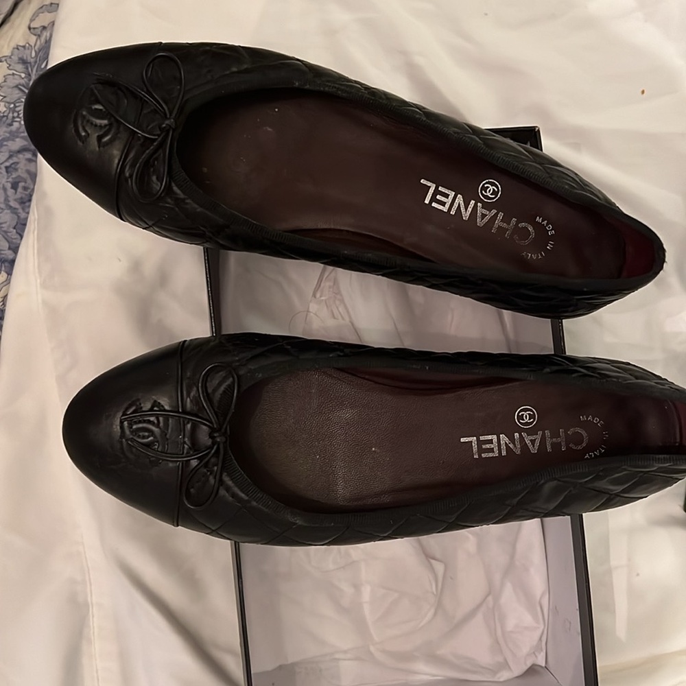 Elegant, classic Chanel flats . Size 41 . Amazing condition. Authentic . - Picture 9 of 9